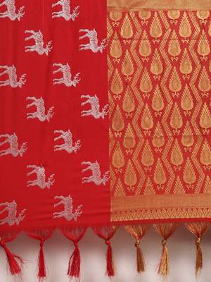 Gold Woven Silk Blend Saree With Blouse 4
