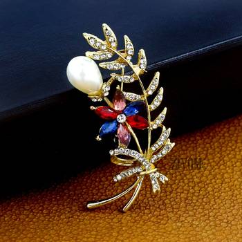 Gold pearl brooch 1