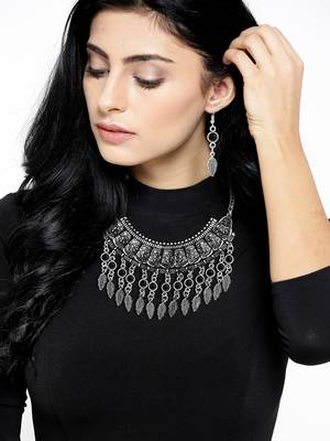 Black na necklace-sets 5