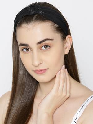 Black hair-accessories 1