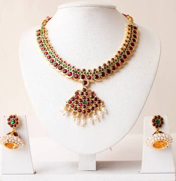 Beautiful Gold Tone Kemp Green Temple Necklace Set  1