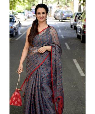 Elegance with comfort in this khadi silk jamdani saree 2