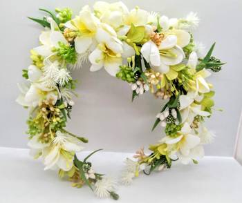 White hair-accessories 1