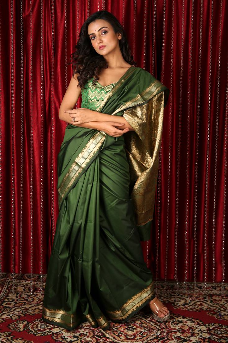 Green Ethnic Silk Blend Saree 
With Unstitched Blouse Piece