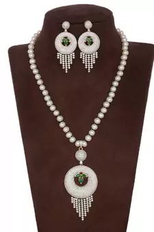 White pearl necklace-sets