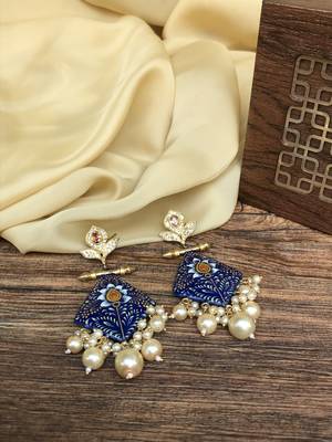 Gold earrings 4