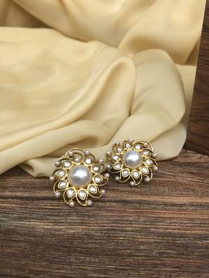 Gold earrings 4