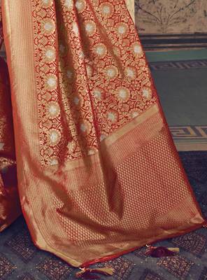 Red Woven Silk Blend Saree With Blouse 3