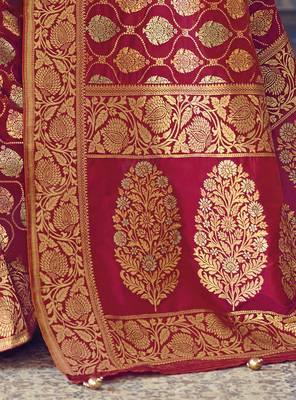 Red Woven Silk Blend Saree With Blouse 4