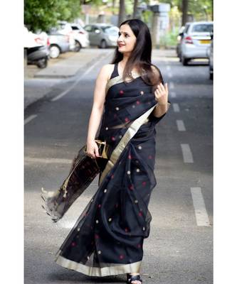 Exquisite resham silk with classic jamdani motifs 4