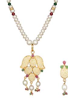 White pearl necklace-sets