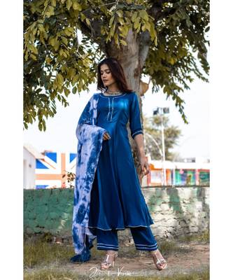 Blue and white tie & dye suit. 3