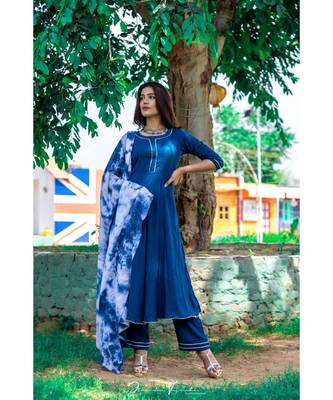 Blue and white tie & dye suit. 4