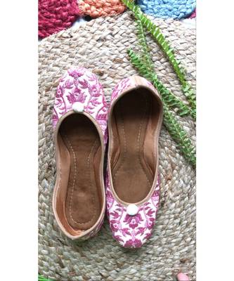 pink embroidery juttis 3