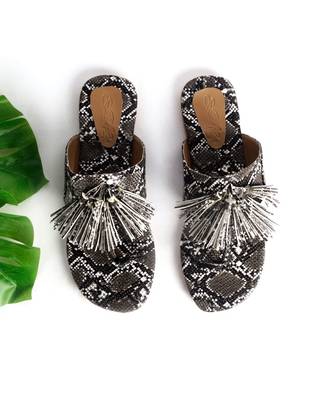 Black And White Snake Print Kolhapuri With Jhallar 1