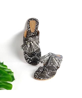 Black And White Snake Print Kolhapuri With Jhallar 4