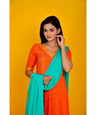 orange bandhani dress with green dupatta 2