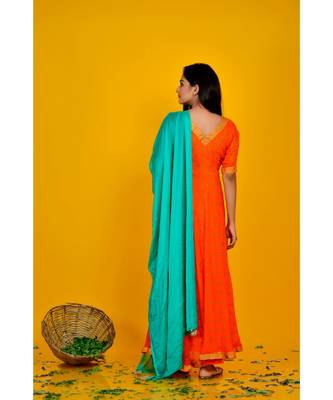 orange bandhani dress with green dupatta 3