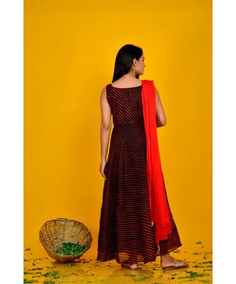 balck flared dress with red dupatta 3