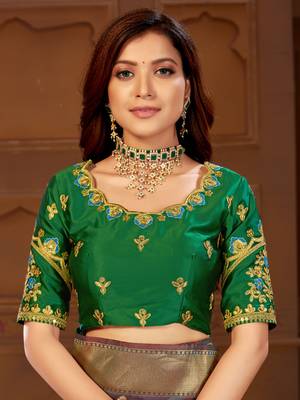 Green woven banarasi saree with blouse 4