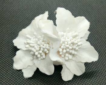 White hair-accessories 1