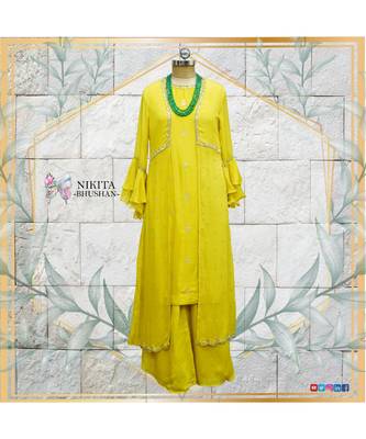 This gorgeous dress has a banarasi kurta with a chinon jacket on top of it. Tge look is completed with a chinon plazzo 1