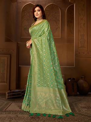 Green Woven Silk Blend Saree With Blouse 2