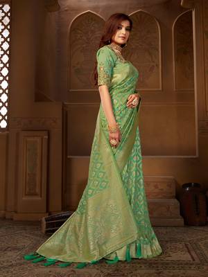 Green Woven Silk Blend Saree With Blouse 3