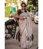 Define elegance with comfort in this elegant Khadi Silk Jamdani saree