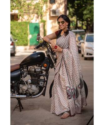 Define elegance with comfort in this elegant Khadi Silk Jamdani saree 2