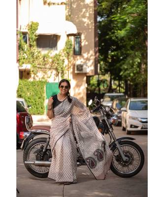Define elegance with comfort in this elegant Khadi Silk Jamdani saree 3