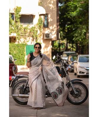 Define elegance with comfort in this elegant Khadi Silk Jamdani saree 4