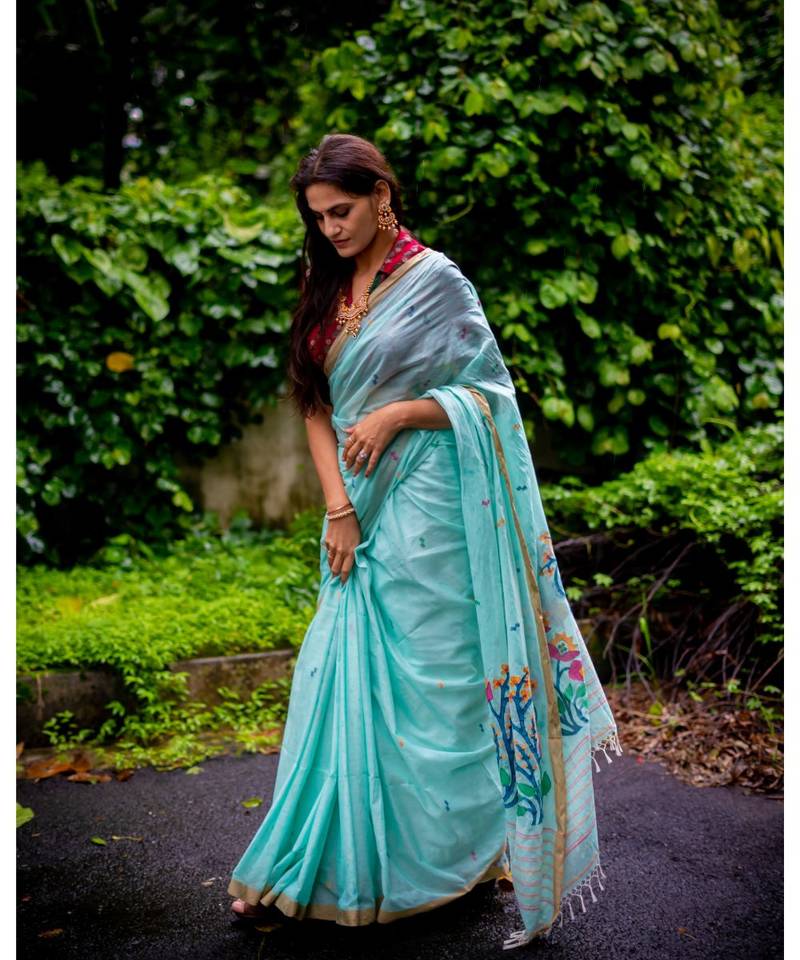 Amplify your style in this classic khadi cotton jamdani saree with multicolor floral motifs