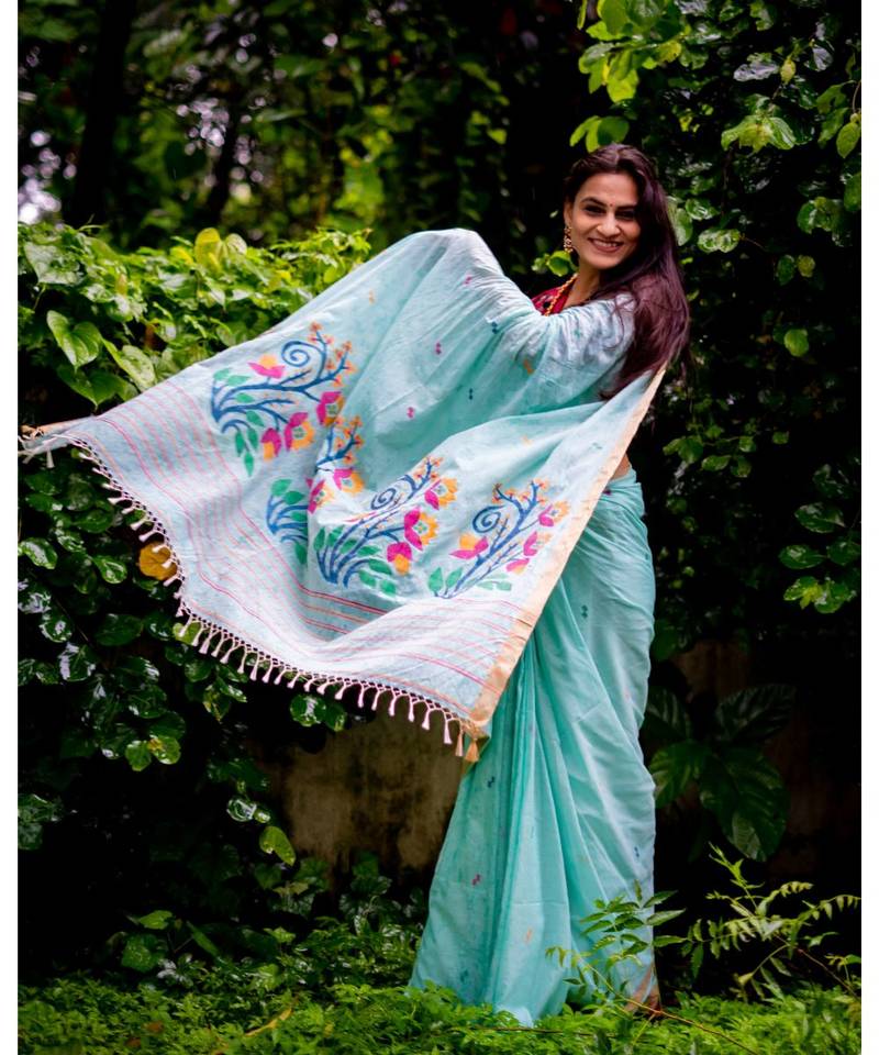 Amplify your style in this classic khadi cotton jamdani saree with multicolor floral motifs