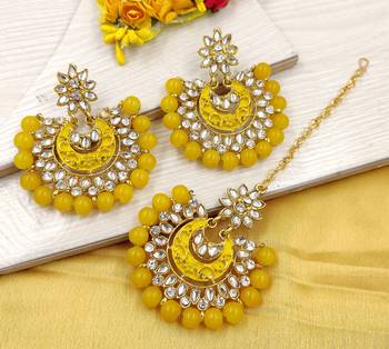 Yellow maang-tikka 1