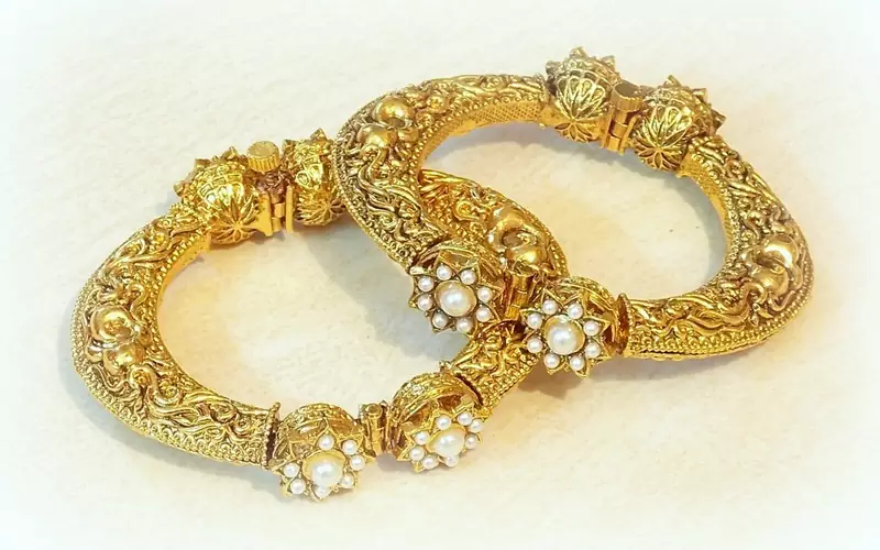 ETHNIC GOLD PLATED BANGLE