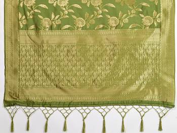 green woven art silk saree with blouse 4