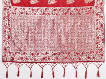 Red woven art silk saree with blouse 4