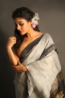 Silver woven linen saree with blouse 3