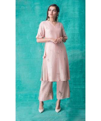 Show Shaa Pink Side knot kurta accompanied by love birds 1