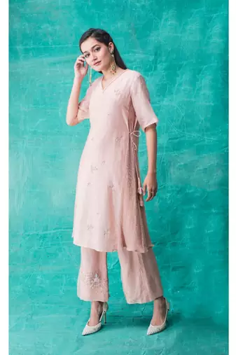 Show Shaa Pink Side knot kurta accompanied by love birds