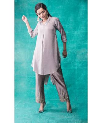 Show Shaa High low fabric manipulated kurta waccompanied byembroided  golden birds on pants. 1