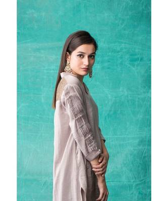 Show Shaa High low fabric manipulated kurta waccompanied byembroided  golden birds on pants. 3