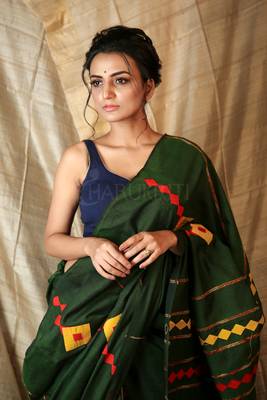 Green embroidered blended cotton saree with blouse 3