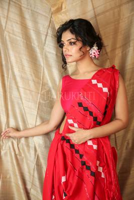 Red embroidered blended cotton saree with blouse 4