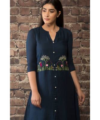 sulochana jangir navy blue handloom inen twill kurta with rich stich hand embroidery paired with  matching pants. 3