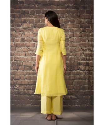 sulochana jangir yellow handloom linen twill kurta with 5 flower hand embroidery paired with matching pants. 2