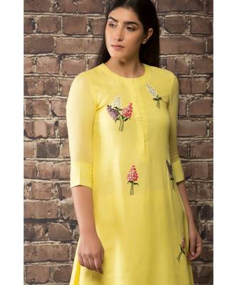 sulochana jangir yellow handloom linen twill kurta with 5 flower hand embroidery paired with matching pants. 3