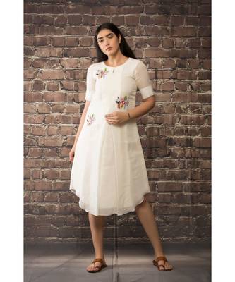 sulochana jangir white handloom linen twill tunic with 3 flower hand embroidery. 1