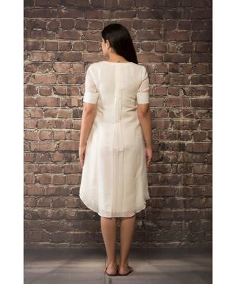 sulochana jangir white handloom linen twill tunic with 3 flower hand embroidery. 2